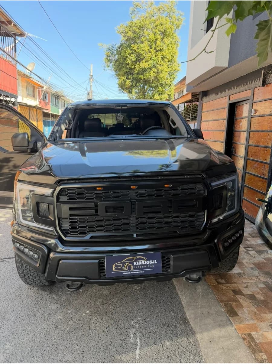 Ford Raptor — cambio de parabrisas a domicilio